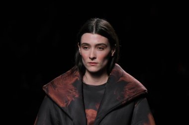 Madrid 'de Mercedes Benz Moda Haftası Madrid' de 15 Şubat 2023 'te CLARO COUTURE tasarımı ile bir model geçit töreni düzenledi.