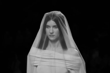 Madrid 'de Mercedes Benz Moda Haftası Madrid' de 15 Şubat 2023 'te CLARO COUTURE tasarımı ile bir model geçit töreni düzenledi.