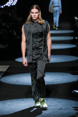 İspanya 'nın 15 Şubat 2023 tarihinde Madrid' de Mercedes Benz Moda Haftası Madrid 'de PABLO ERROZ tasarımı ile geçit töreni düzenlendi.