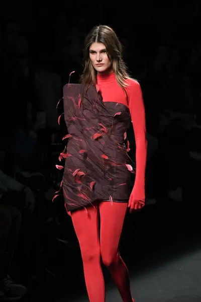 マドリードIfemaのメルセデスベンツファッションウィークマドリードでClaro Coutureデザインのモデルパレード 2023年2月15日スペイン — ストック写真