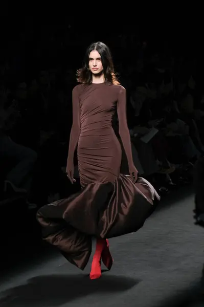 マドリードIfemaのメルセデスベンツファッションウィークマドリードでClaro Coutureデザインのモデルパレード 2023年2月15日スペイン — ストック写真