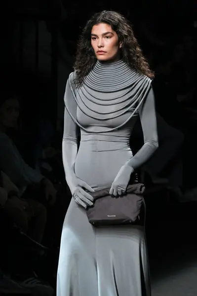 Una Sfilata Modello Con Design Claro Couture Durante Mercedes Benz — Foto Stock