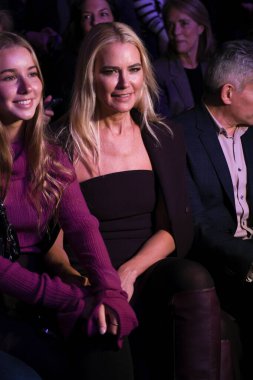 Valeria Mazza, Ifema 'daki Mercedes Benz Moda Haftası Madrid' de 16 Şubat 2024 'te Hannibal Laguna defilesinde podyumda yürüyor..