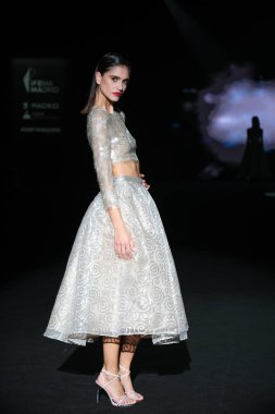 İspanya 'nın 15 Şubat 2023 tarihinde Madrid' de Mercedes Benz Moda Haftası Madrid 'de HANNIBAL LAGUNA tasarımı ile bir model geçit töreni düzenledi.