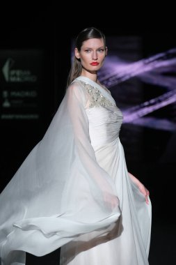 İspanya 'nın 15 Şubat 2023 tarihinde Madrid' de Mercedes Benz Moda Haftası Madrid 'de HANNIBAL LAGUNA tasarımı ile bir model geçit töreni düzenledi.