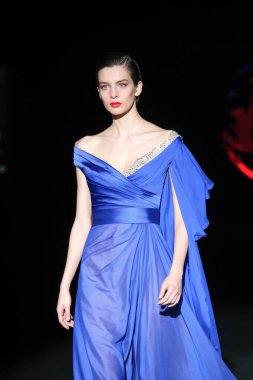 İspanya 'nın 15 Şubat 2023 tarihinde Madrid' de Mercedes Benz Moda Haftası Madrid 'de HANNIBAL LAGUNA tasarımı ile bir model geçit töreni düzenledi.