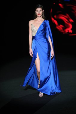 İspanya 'nın 15 Şubat 2023 tarihinde Madrid' de Mercedes Benz Moda Haftası Madrid 'de HANNIBAL LAGUNA tasarımı ile bir model geçit töreni düzenledi.