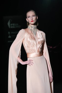 İspanya 'nın 15 Şubat 2023 tarihinde Madrid' de Mercedes Benz Moda Haftası Madrid 'de HANNIBAL LAGUNA tasarımı ile bir model geçit töreni düzenledi.