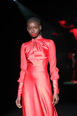 İspanya 'nın 15 Şubat 2023 tarihinde Madrid' de Mercedes Benz Moda Haftası Madrid 'de HANNIBAL LAGUNA tasarımı ile bir model geçit töreni düzenledi.