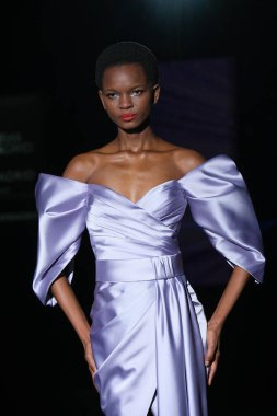 İspanya 'nın 15 Şubat 2023 tarihinde Madrid' de Mercedes Benz Moda Haftası Madrid 'de HANNIBAL LAGUNA tasarımı ile bir model geçit töreni düzenledi.