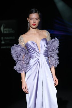 İspanya 'nın 15 Şubat 2023 tarihinde Madrid' de Mercedes Benz Moda Haftası Madrid 'de HANNIBAL LAGUNA tasarımı ile bir model geçit töreni düzenledi.