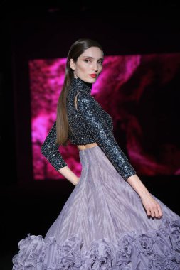 İspanya 'nın 15 Şubat 2023 tarihinde Madrid' de Mercedes Benz Moda Haftası Madrid 'de HANNIBAL LAGUNA tasarımı ile bir model geçit töreni düzenledi.