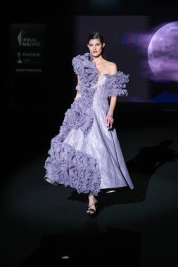 İspanya 'nın 15 Şubat 2023 tarihinde Madrid' de Mercedes Benz Moda Haftası Madrid 'de HANNIBAL LAGUNA tasarımı ile bir model geçit töreni düzenledi.