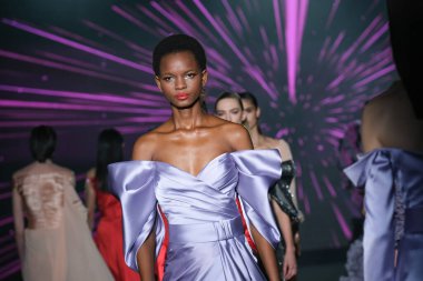 İspanya 'nın 15 Şubat 2023 tarihinde Madrid' de Mercedes Benz Moda Haftası Madrid 'de HANNIBAL LAGUNA tasarımı ile bir model geçit töreni düzenledi.