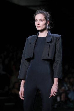 Mercedes Benz Moda Haftası sırasında İspanya 'nın 16 Şubat 2023 tarihli Madrid IFEMA' da ENCINAR tasarımı ile bir model geçit töreni düzenler.