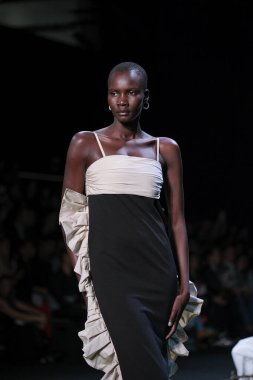 Mercedes Benz Moda Haftası sırasında İspanya 'nın 16 Şubat 2023 tarihli Madrid IFEMA' da ENCINAR tasarımı ile bir model geçit töreni düzenler.