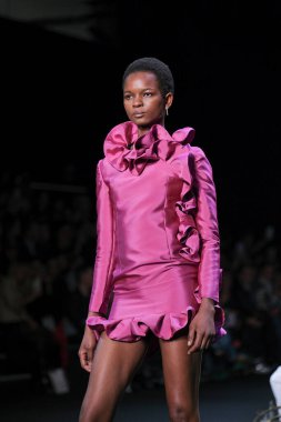 Mercedes Benz Moda Haftası sırasında İspanya 'nın 16 Şubat 2023 tarihli Madrid IFEMA' da ENCINAR tasarımı ile bir model geçit töreni düzenler.