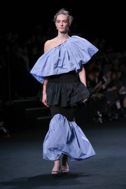 Mercedes Benz Moda Haftası sırasında İspanya 'nın 16 Şubat 2023 tarihli Madrid IFEMA' da ENCINAR tasarımı ile bir model geçit töreni düzenler.