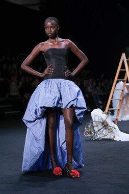 Mercedes Benz Moda Haftası sırasında İspanya 'nın 16 Şubat 2023 tarihli Madrid IFEMA' da ENCINAR tasarımı ile bir model geçit töreni düzenler.