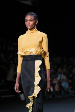 Mercedes Benz Moda Haftası sırasında İspanya 'nın 16 Şubat 2023 tarihli Madrid IFEMA' da ENCINAR tasarımı ile bir model geçit töreni düzenler.