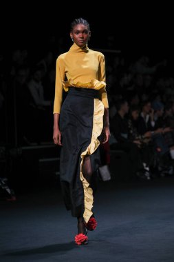 Mercedes Benz Moda Haftası sırasında İspanya 'nın 16 Şubat 2023 tarihli Madrid IFEMA' da ENCINAR tasarımı ile bir model geçit töreni düzenler.