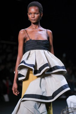 Mercedes Benz Moda Haftası sırasında İspanya 'nın 16 Şubat 2023 tarihli Madrid IFEMA' da ENCINAR tasarımı ile bir model geçit töreni düzenler.