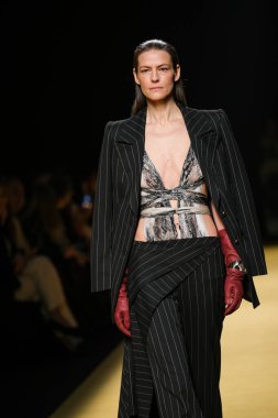 İspanya 'nın 15 Şubat 2023 tarihinde Madrid' de Mercedes Benz Moda Haftası Madrid 'de ISABEL SANCHIS tasarımı ile bir model geçit töreni düzenledi.