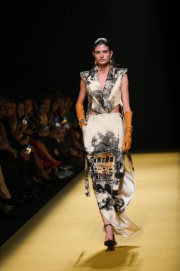 İspanya 'nın 15 Şubat 2023 tarihinde Madrid' de Mercedes Benz Moda Haftası Madrid 'de ISABEL SANCHIS tasarımı ile bir model geçit töreni düzenledi.