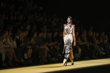 İspanya 'nın 15 Şubat 2023 tarihinde Madrid' de Mercedes Benz Moda Haftası Madrid 'de ISABEL SANCHIS tasarımı ile bir model geçit töreni düzenledi.