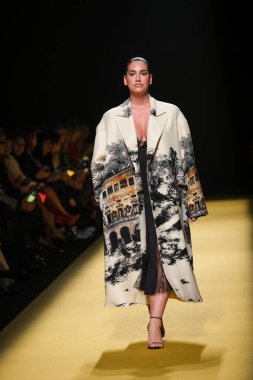 İspanya 'nın 15 Şubat 2023 tarihinde Madrid' de Mercedes Benz Moda Haftası Madrid 'de ISABEL SANCHIS tasarımı ile bir model geçit töreni düzenledi.