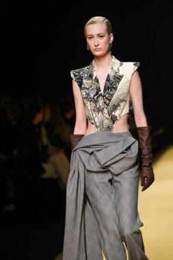 İspanya 'nın 15 Şubat 2023 tarihinde Madrid' de Mercedes Benz Moda Haftası Madrid 'de ISABEL SANCHIS tasarımı ile bir model geçit töreni düzenledi.