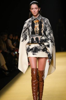 İspanya 'nın 15 Şubat 2023 tarihinde Madrid' de Mercedes Benz Moda Haftası Madrid 'de ISABEL SANCHIS tasarımı ile bir model geçit töreni düzenledi.