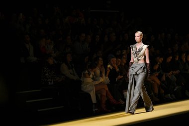 İspanya 'nın 15 Şubat 2023 tarihinde Madrid' de Mercedes Benz Moda Haftası Madrid 'de ISABEL SANCHIS tasarımı ile bir model geçit töreni düzenledi.