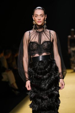 İspanya 'nın 15 Şubat 2023 tarihinde Madrid' de Mercedes Benz Moda Haftası Madrid 'de ISABEL SANCHIS tasarımı ile bir model geçit töreni düzenledi.