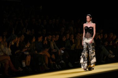 İspanya 'nın 15 Şubat 2023 tarihinde Madrid' de Mercedes Benz Moda Haftası Madrid 'de ISABEL SANCHIS tasarımı ile bir model geçit töreni düzenledi.