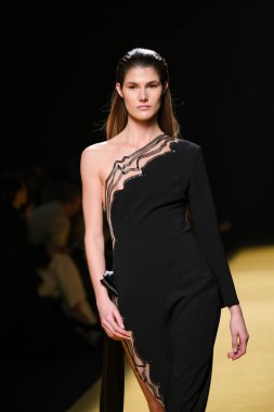 İspanya 'nın 15 Şubat 2023 tarihinde Madrid' de Mercedes Benz Moda Haftası Madrid 'de ISABEL SANCHIS tasarımı ile bir model geçit töreni düzenledi.