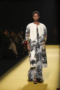 İspanya 'nın 15 Şubat 2023 tarihinde Madrid' de Mercedes Benz Moda Haftası Madrid 'de ISABEL SANCHIS tasarımı ile bir model geçit töreni düzenledi.