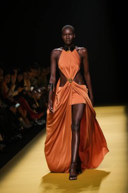 İspanya 'nın 15 Şubat 2023 tarihinde Madrid' de Mercedes Benz Moda Haftası Madrid 'de ISABEL SANCHIS tasarımı ile bir model geçit töreni düzenledi.