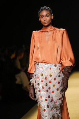 İspanya 'nın 15 Şubat 2023 tarihinde Madrid' de Mercedes Benz Moda Haftası Madrid 'de ISABEL SANCHIS tasarımı ile bir model geçit töreni düzenledi.