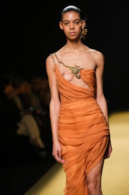 İspanya 'nın 15 Şubat 2023 tarihinde Madrid' de Mercedes Benz Moda Haftası Madrid 'de ISABEL SANCHIS tasarımı ile bir model geçit töreni düzenledi.