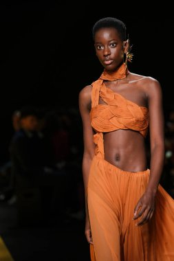 İspanya 'nın 15 Şubat 2023 tarihinde Madrid' de Mercedes Benz Moda Haftası Madrid 'de ISABEL SANCHIS tasarımı ile bir model geçit töreni düzenledi.