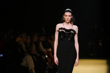 İspanya 'nın 15 Şubat 2023 tarihinde Madrid' de Mercedes Benz Moda Haftası Madrid 'de ISABEL SANCHIS tasarımı ile bir model geçit töreni düzenledi.