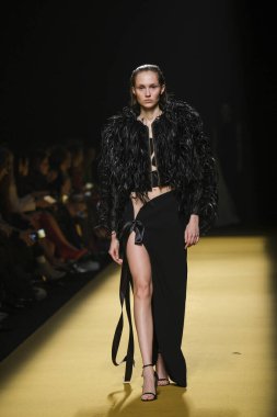 İspanya 'nın 15 Şubat 2023 tarihinde Madrid' de Mercedes Benz Moda Haftası Madrid 'de ISABEL SANCHIS tasarımı ile bir model geçit töreni düzenledi.