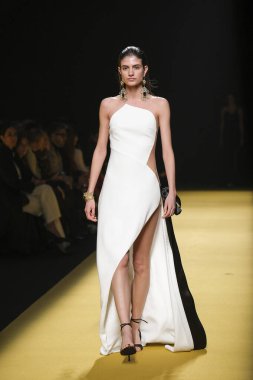 İspanya 'nın 15 Şubat 2023 tarihinde Madrid' de Mercedes Benz Moda Haftası Madrid 'de ISABEL SANCHIS tasarımı ile bir model geçit töreni düzenledi.