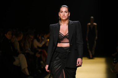 İspanya 'nın 15 Şubat 2023 tarihinde Madrid' de Mercedes Benz Moda Haftası Madrid 'de ISABEL SANCHIS tasarımı ile bir model geçit töreni düzenledi.