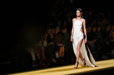 İspanya 'nın 15 Şubat 2023 tarihinde Madrid' de Mercedes Benz Moda Haftası Madrid 'de ISABEL SANCHIS tasarımı ile bir model geçit töreni düzenledi.