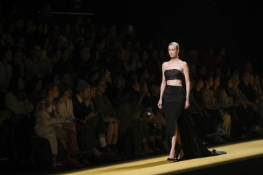 İspanya 'nın 15 Şubat 2023 tarihinde Madrid' de Mercedes Benz Moda Haftası Madrid 'de ISABEL SANCHIS tasarımı ile bir model geçit töreni düzenledi.