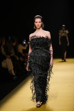 İspanya 'nın 15 Şubat 2023 tarihinde Madrid' de Mercedes Benz Moda Haftası Madrid 'de ISABEL SANCHIS tasarımı ile bir model geçit töreni düzenledi.