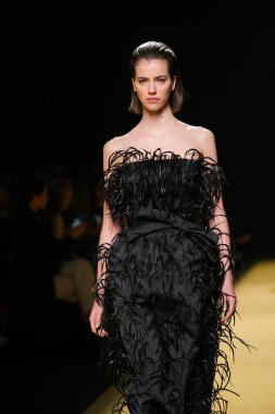 İspanya 'nın 15 Şubat 2023 tarihinde Madrid' de Mercedes Benz Moda Haftası Madrid 'de ISABEL SANCHIS tasarımı ile bir model geçit töreni düzenledi.