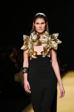 İspanya 'nın 15 Şubat 2023 tarihinde Madrid' de Mercedes Benz Moda Haftası Madrid 'de ISABEL SANCHIS tasarımı ile bir model geçit töreni düzenledi.